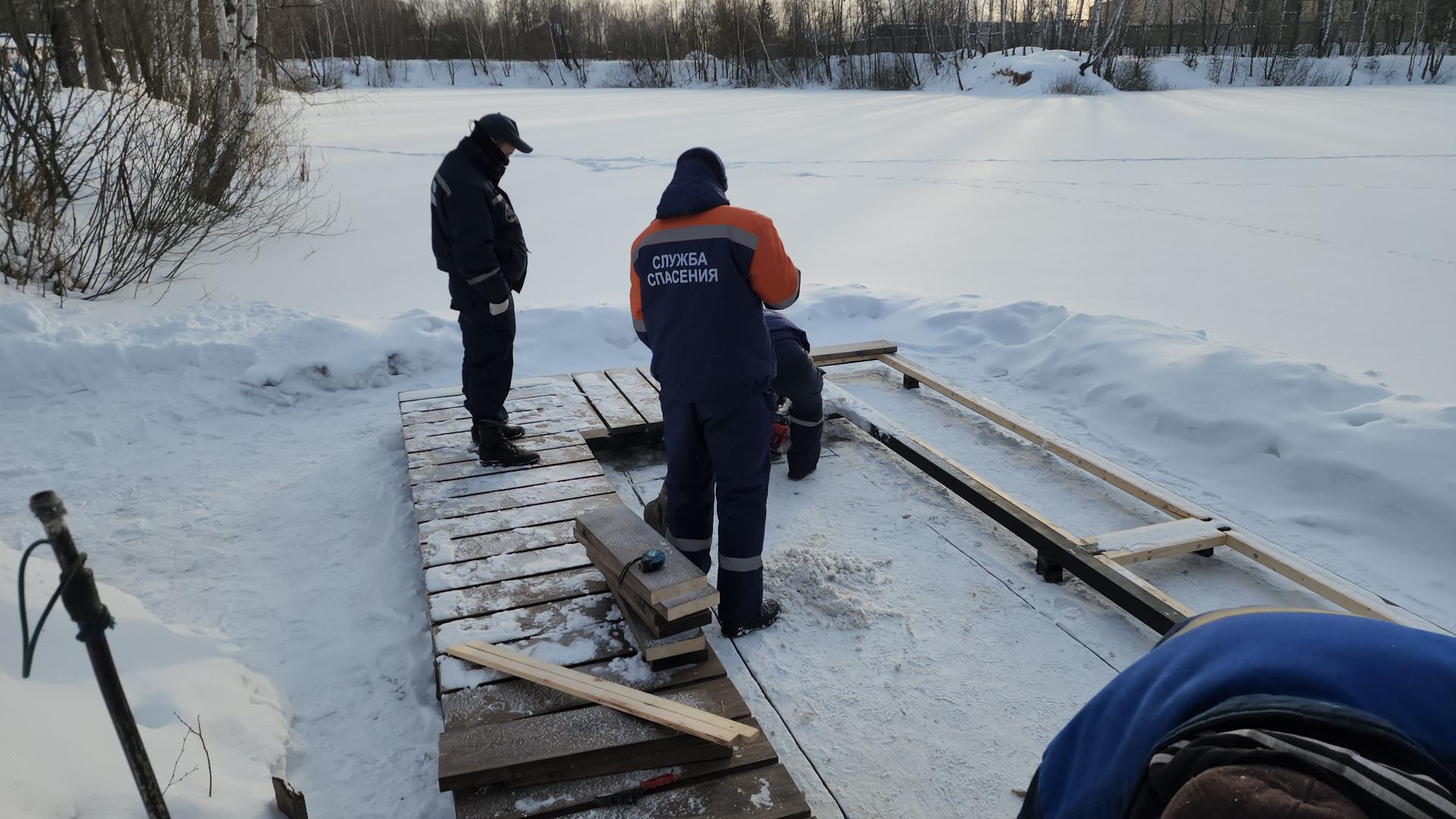 В пруду на улице Пионерской в Серпухове готовят крещенскую иордань