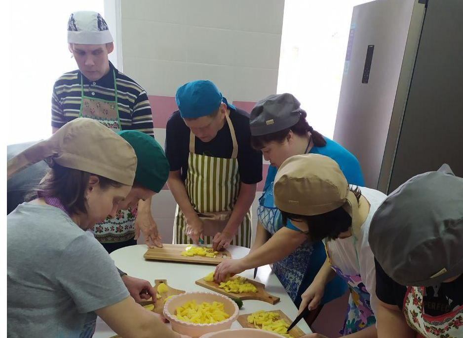 Девушки и юноши с ОВЗ научились готовить картошку с грибами на кулинарном мастер-классе