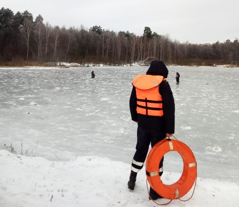 Спасатели напомнили рыбакам правила безопасного поведения на льду водоема