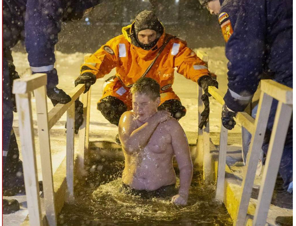 В Электростали на Западном водоеме прошли Крещенские купания