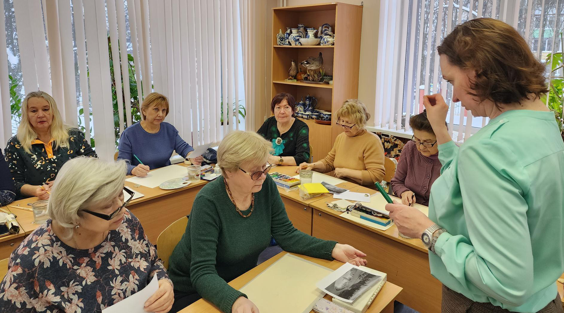 Долголеты в Красноармейске осваивают новый вид живописи по фотографии