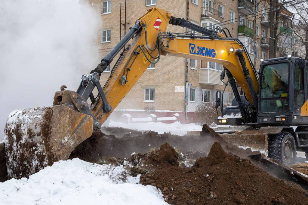 Коммунальщики устранили аварию на улице Свердлова