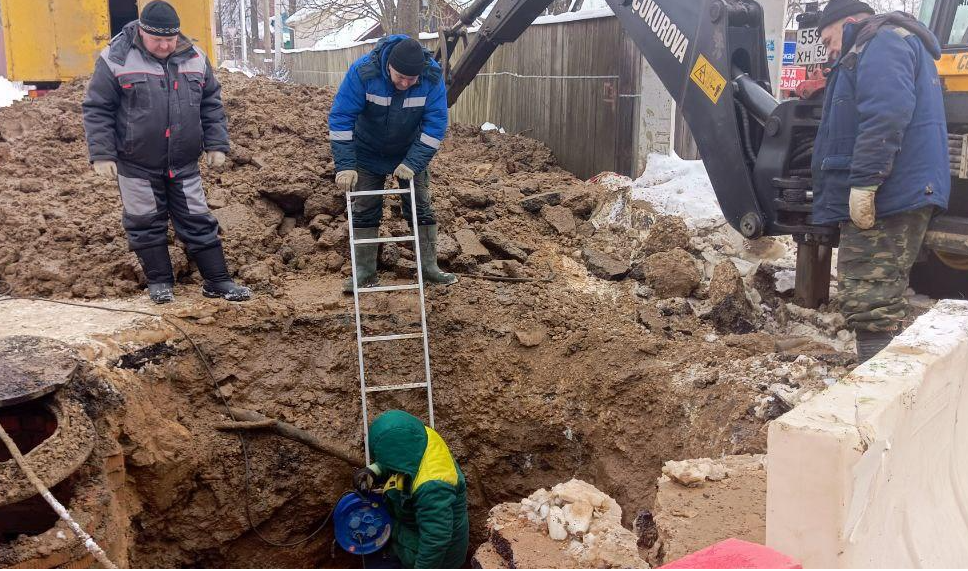 Сотрудники коммунальных служб завершают ремонт на месте прорыва трубы водоснабжения в Дмитрове