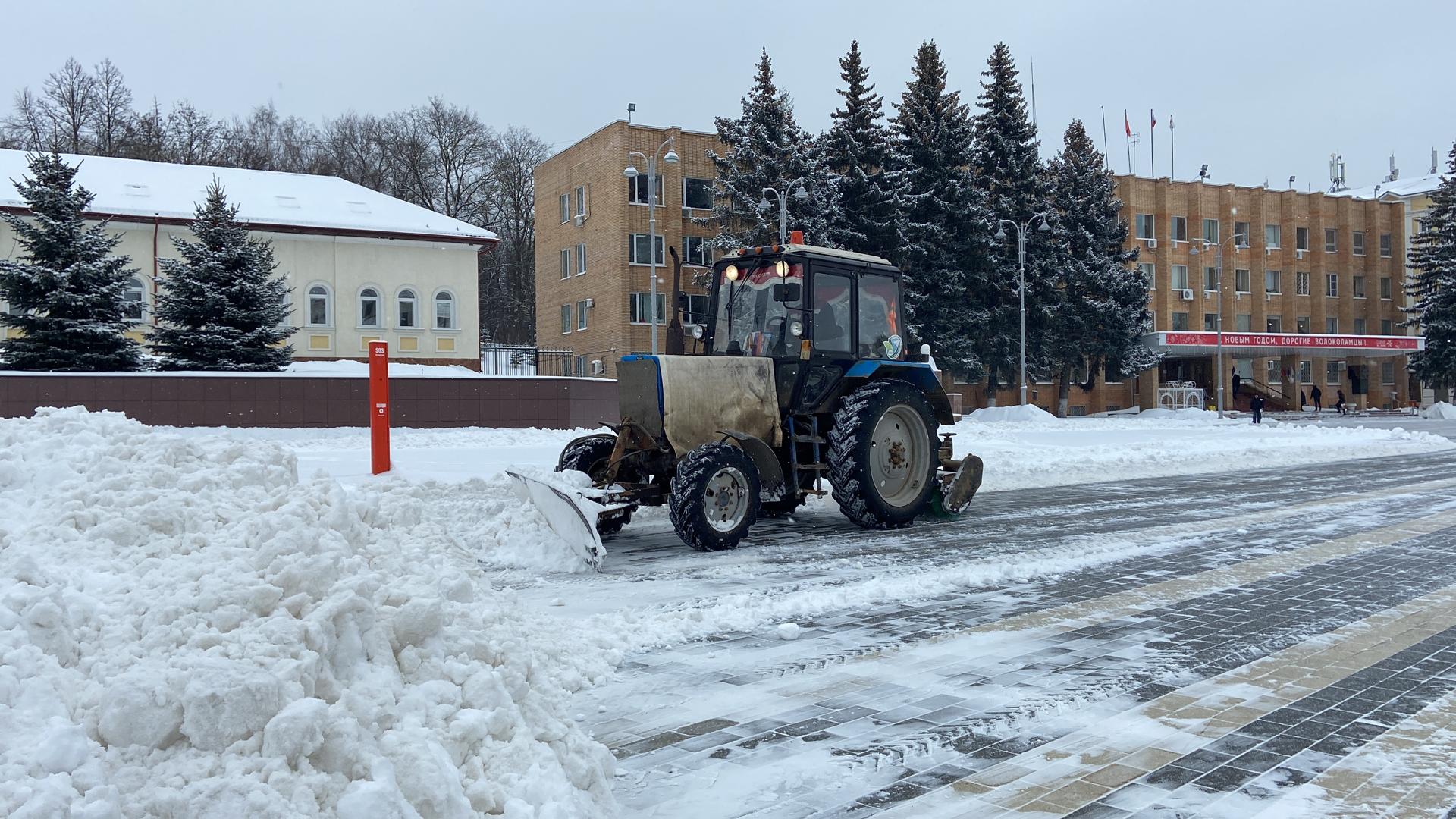 Волоколамские коммунальщики и дорожные службы чистят улицы города