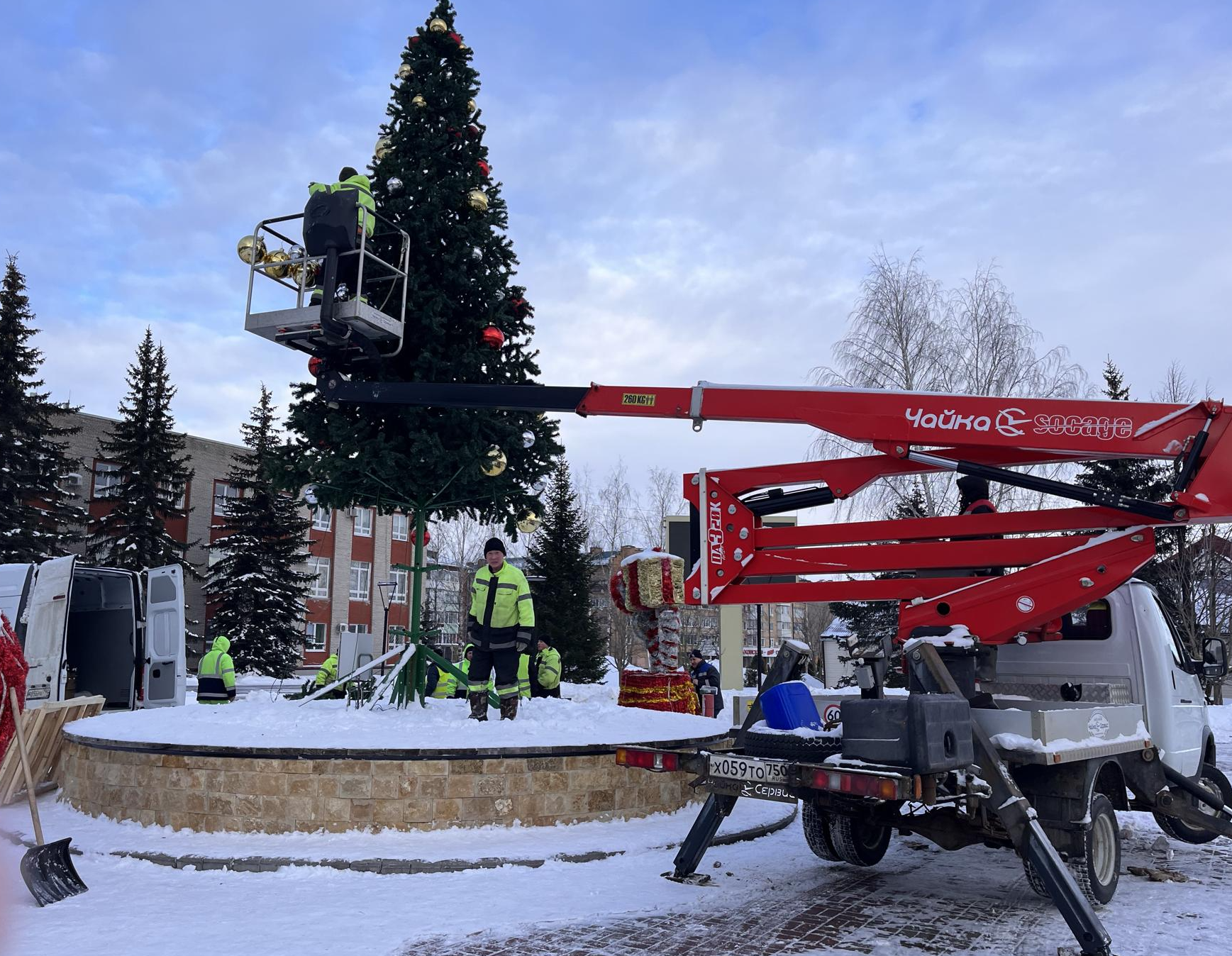 Новогодние праздники закончились: в центре поселка Шаховская разобрали елку  | REGIONS.RU / Шаховская