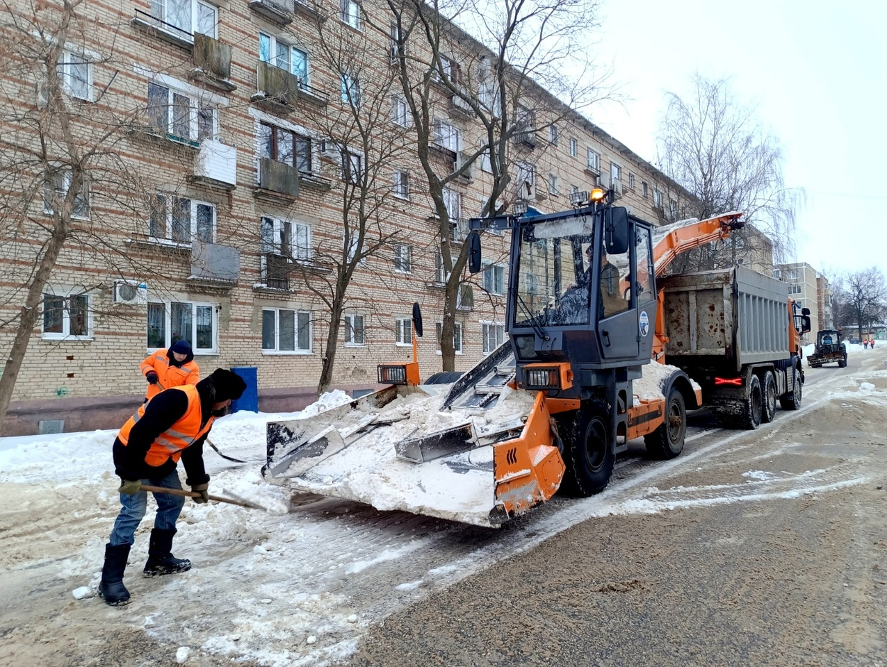 Дорожные и коммунальные службы Зарайска продолжают расчищать город от снега