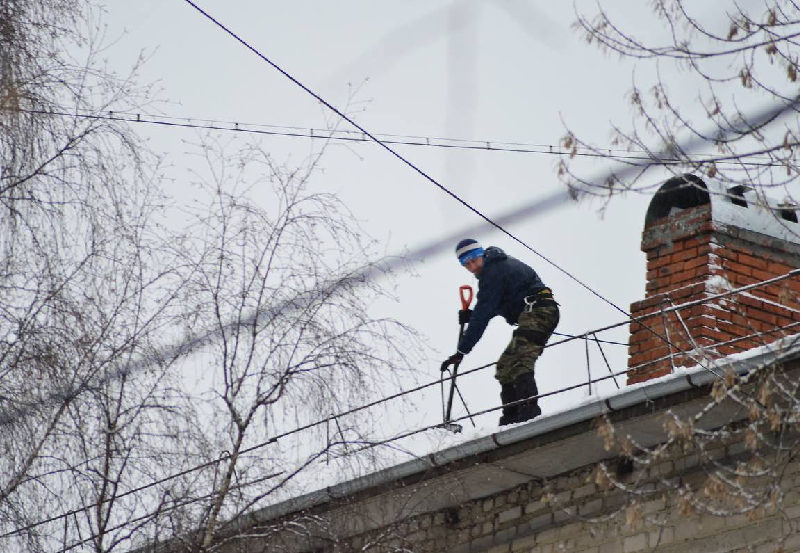 В Шатуре выполняют все заявки по очистке крыш от снега и наледи