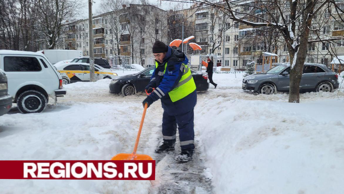 Коммунальщики продолжают активно устранять последствия мощного крещенского снегопада