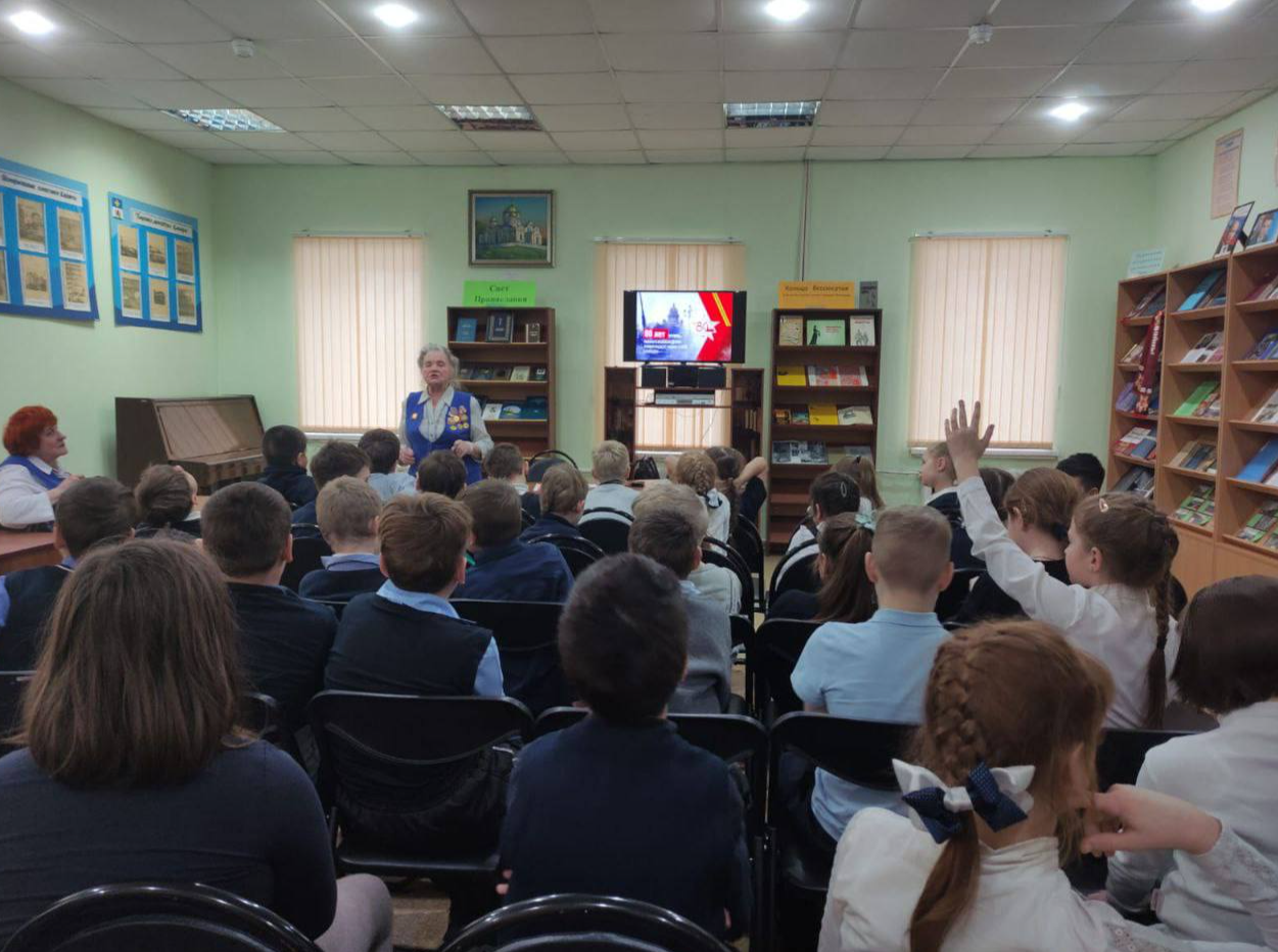 Каширские школьники встретились в библиотеке с очевидицей блокады Ленинграда