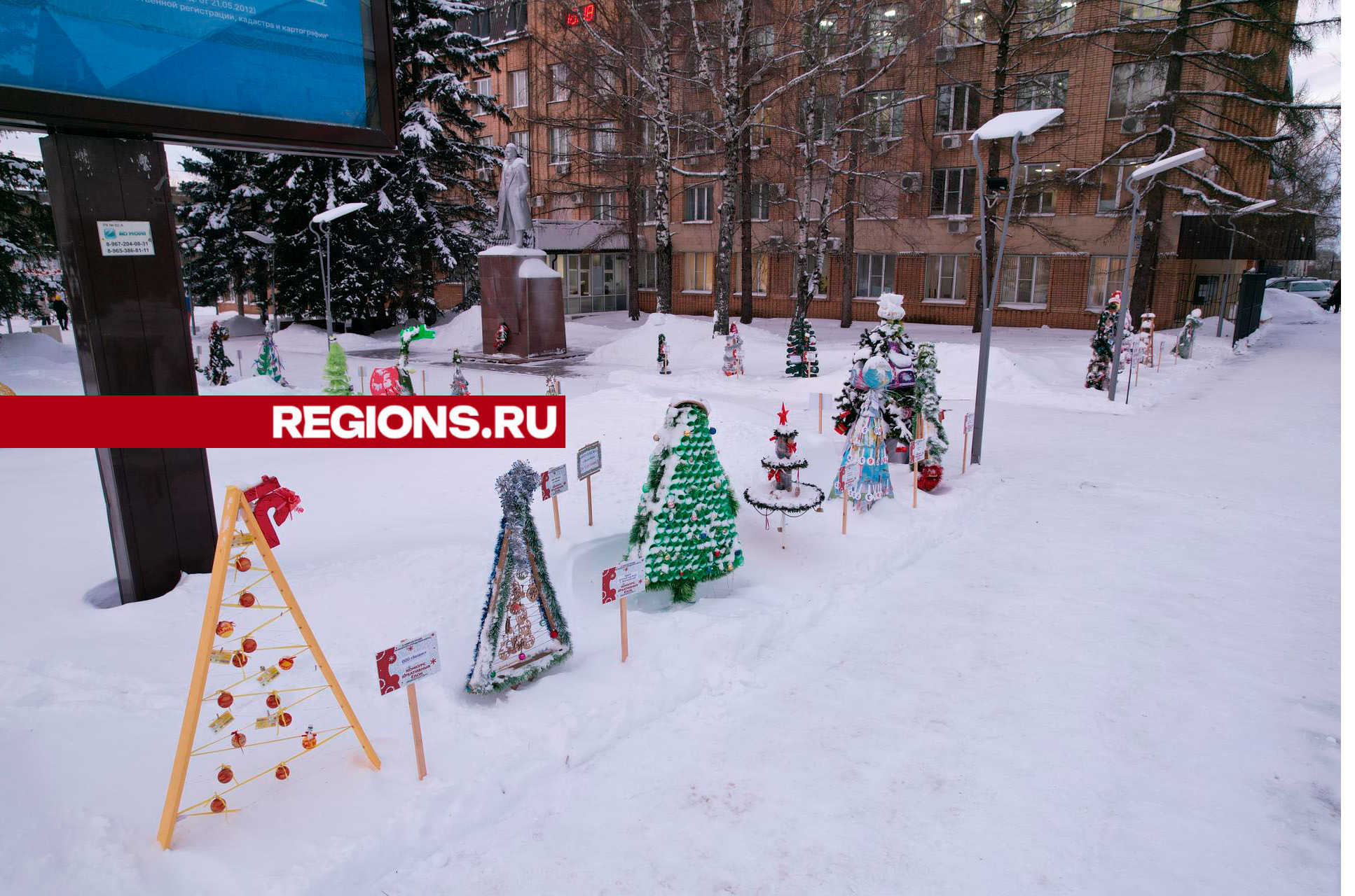 Дед Мороз на мотоцикле ждет гостей на Московской улице в Можайске