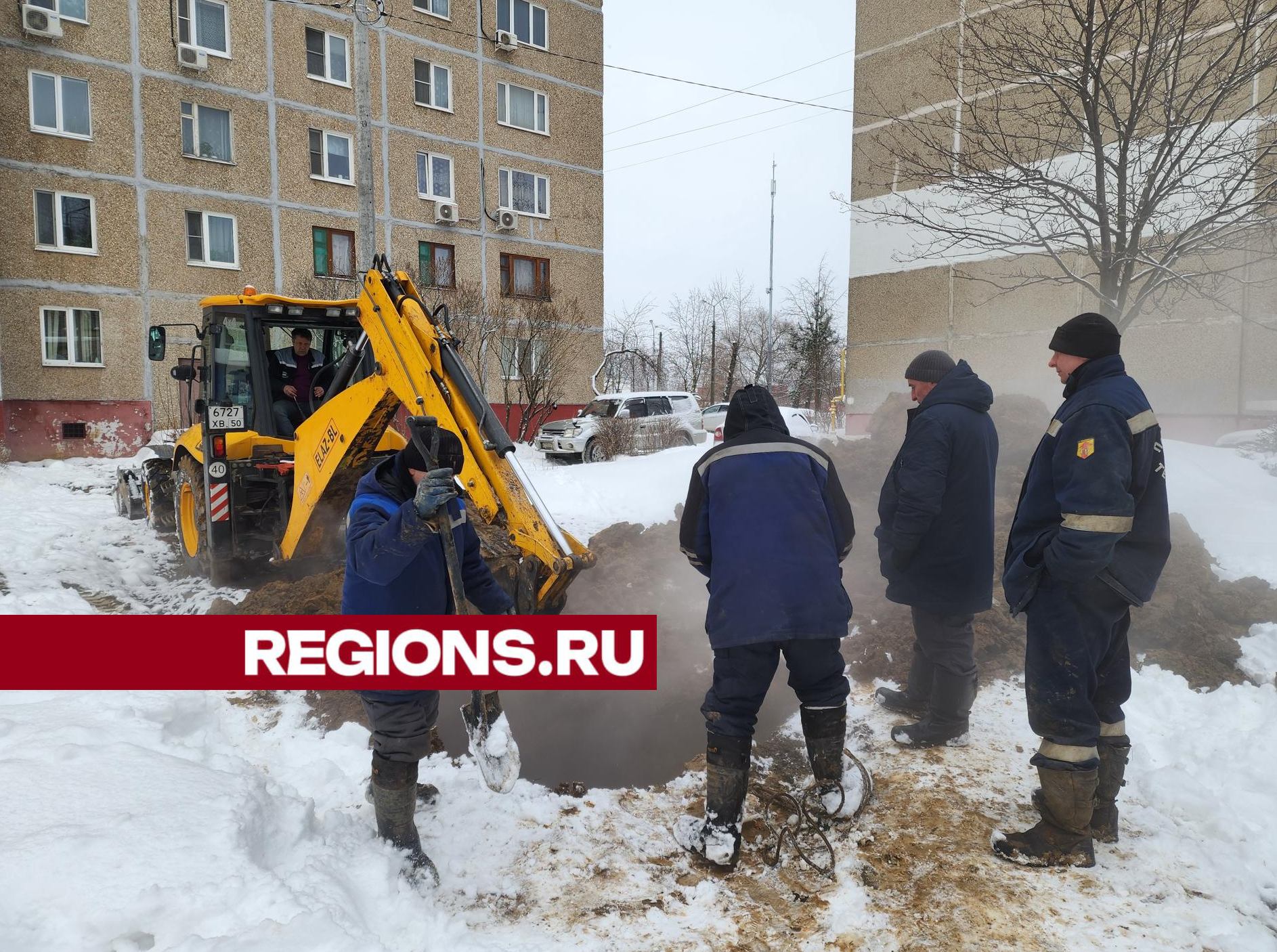 Коммунальные службы ремонтируют теплотрассу у дома 82А на проспекте Юных Ленинцев