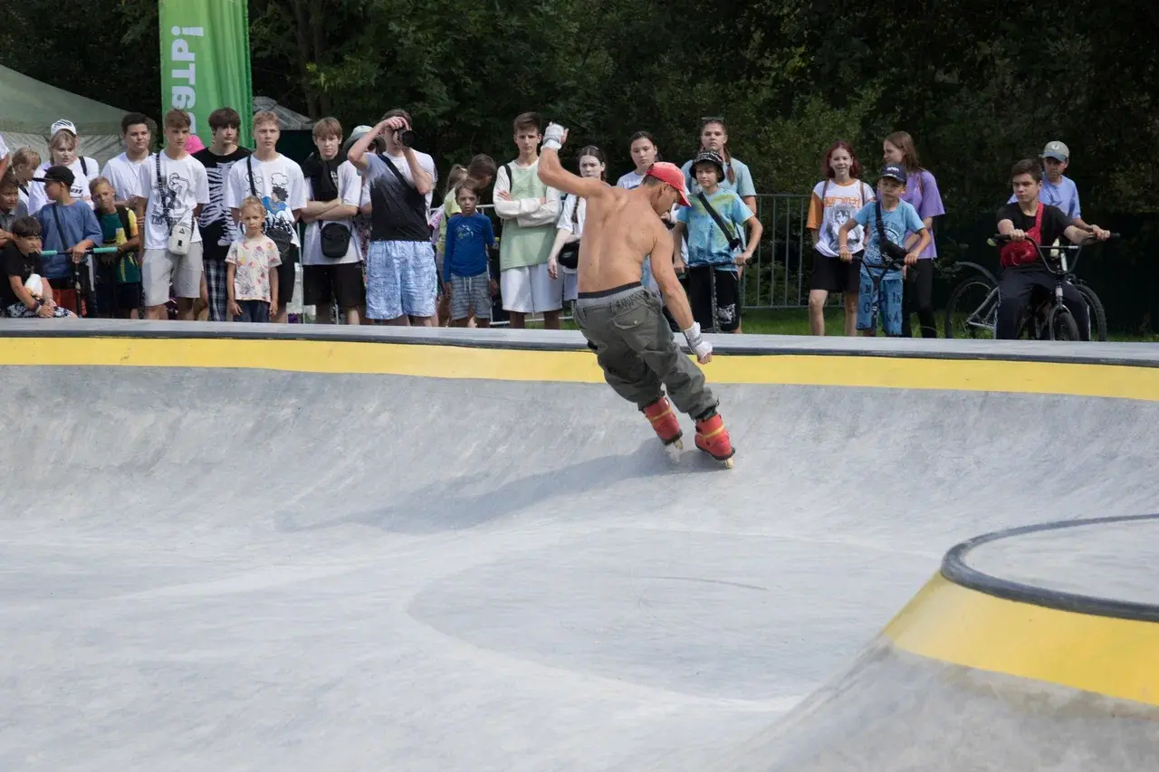 Любителей активного отдыха порадовали новой экстрим-зоной с площадкой для скейта в парке «Победа»
