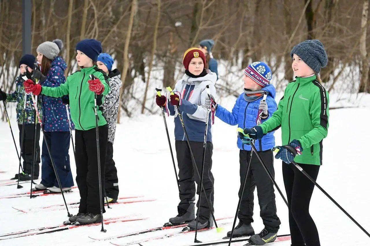 Электростальские спортсмены продолжают активно осваивать лыжню в парке «Авангард»