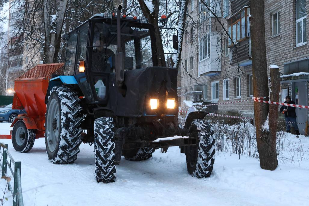 В Протвино продолжается ежедневная уборка города от снега