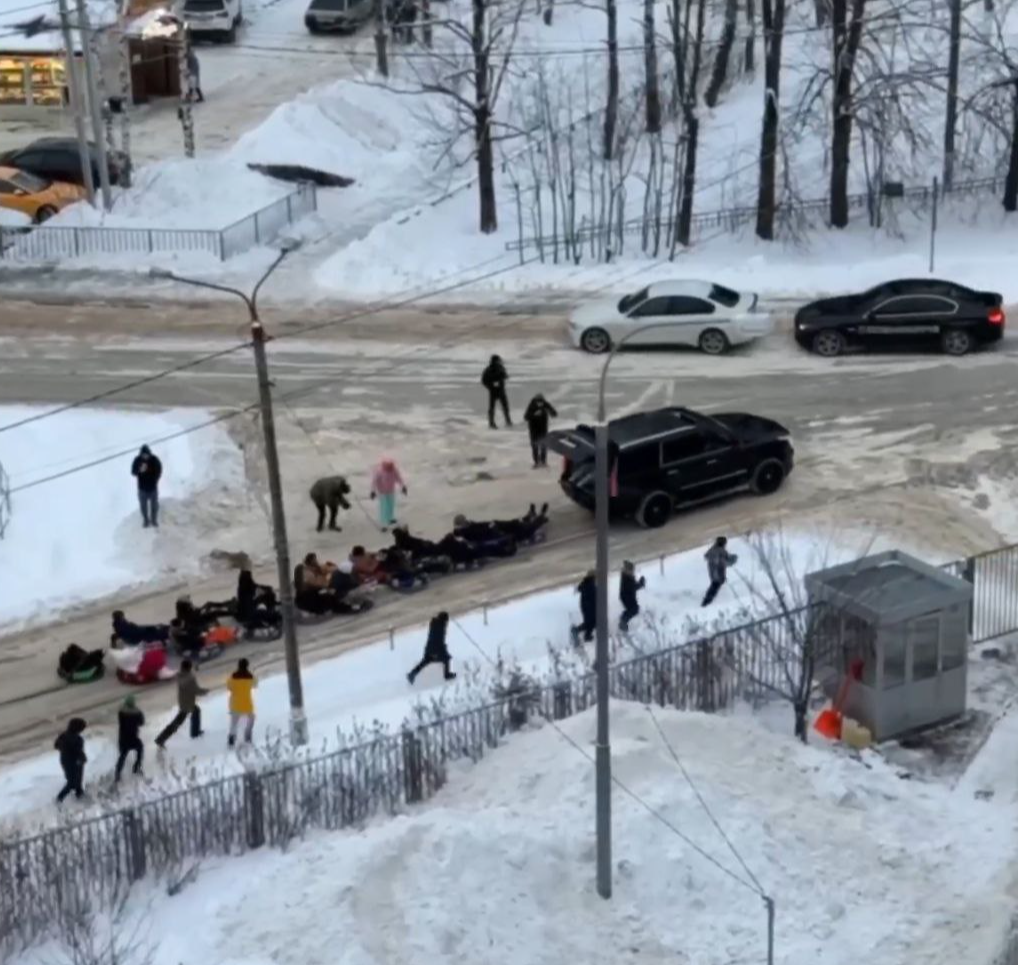 Водитель внедорожника, возивший по городу "паровозик" из тюбингов с людьми, привлечен к ответственности