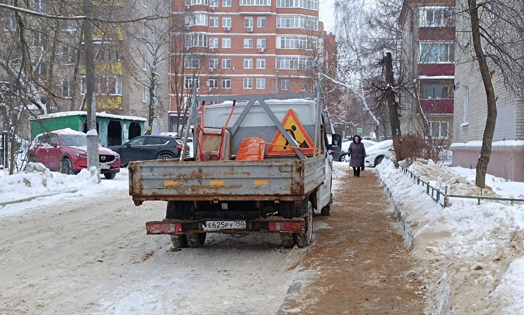 «Когда чисто – не опаздываешь в школу»: коммунальщики Лобни приводят в порядок улицу Строителей