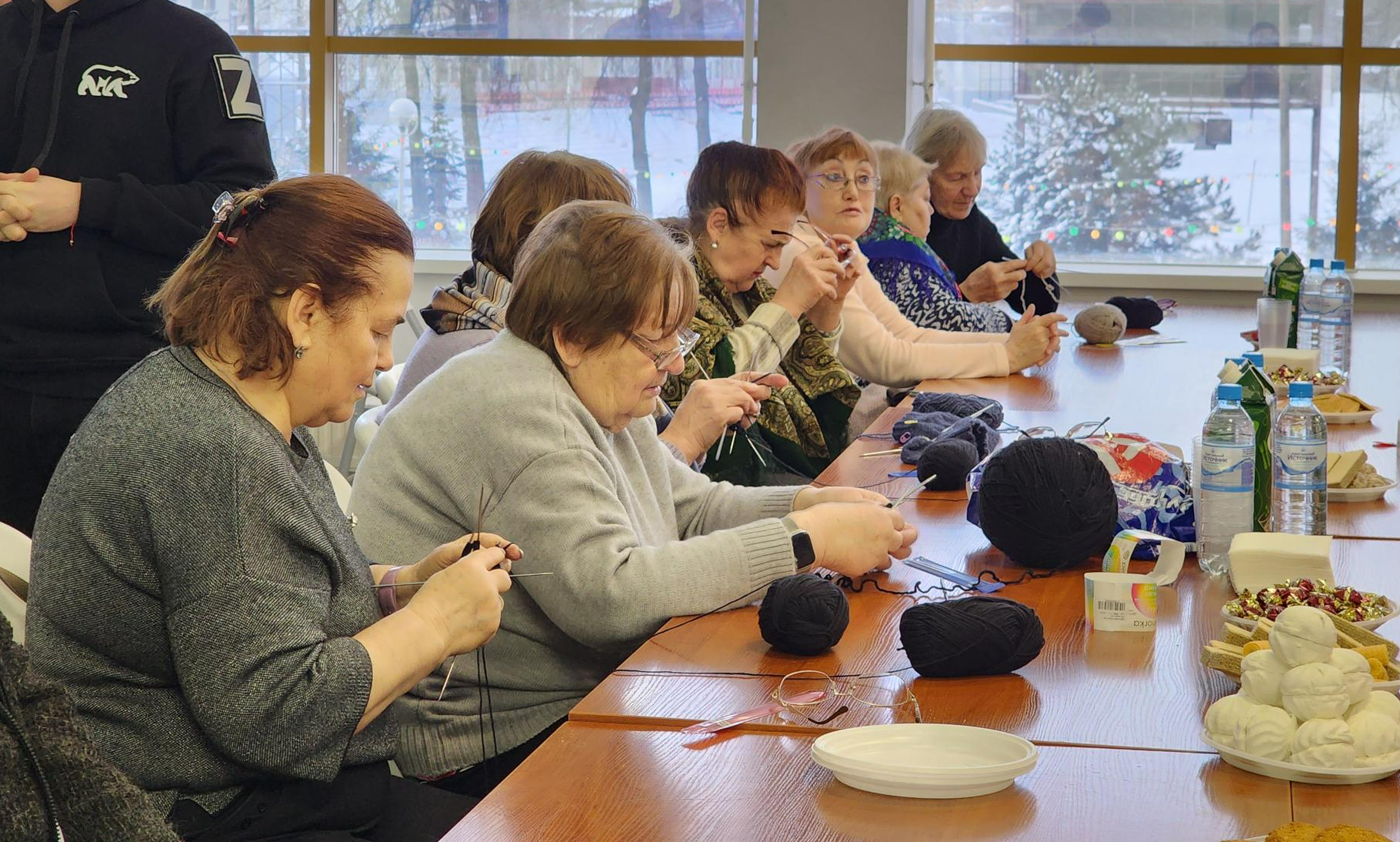 Ветераны из Щелково связали теплые вещи для участников СВО