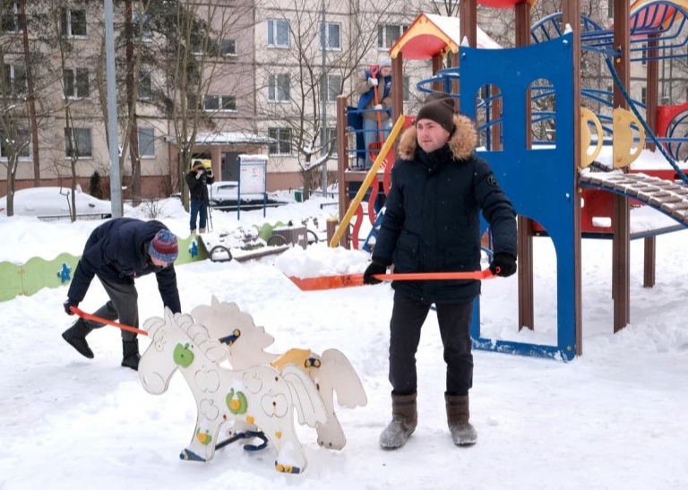 Красногорские молодогвардейцы расчистили детскую площадку от снега