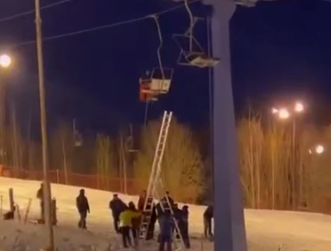 На горнолыжном курорте под Дмитровом оборвался трос подъемника, где находились люди