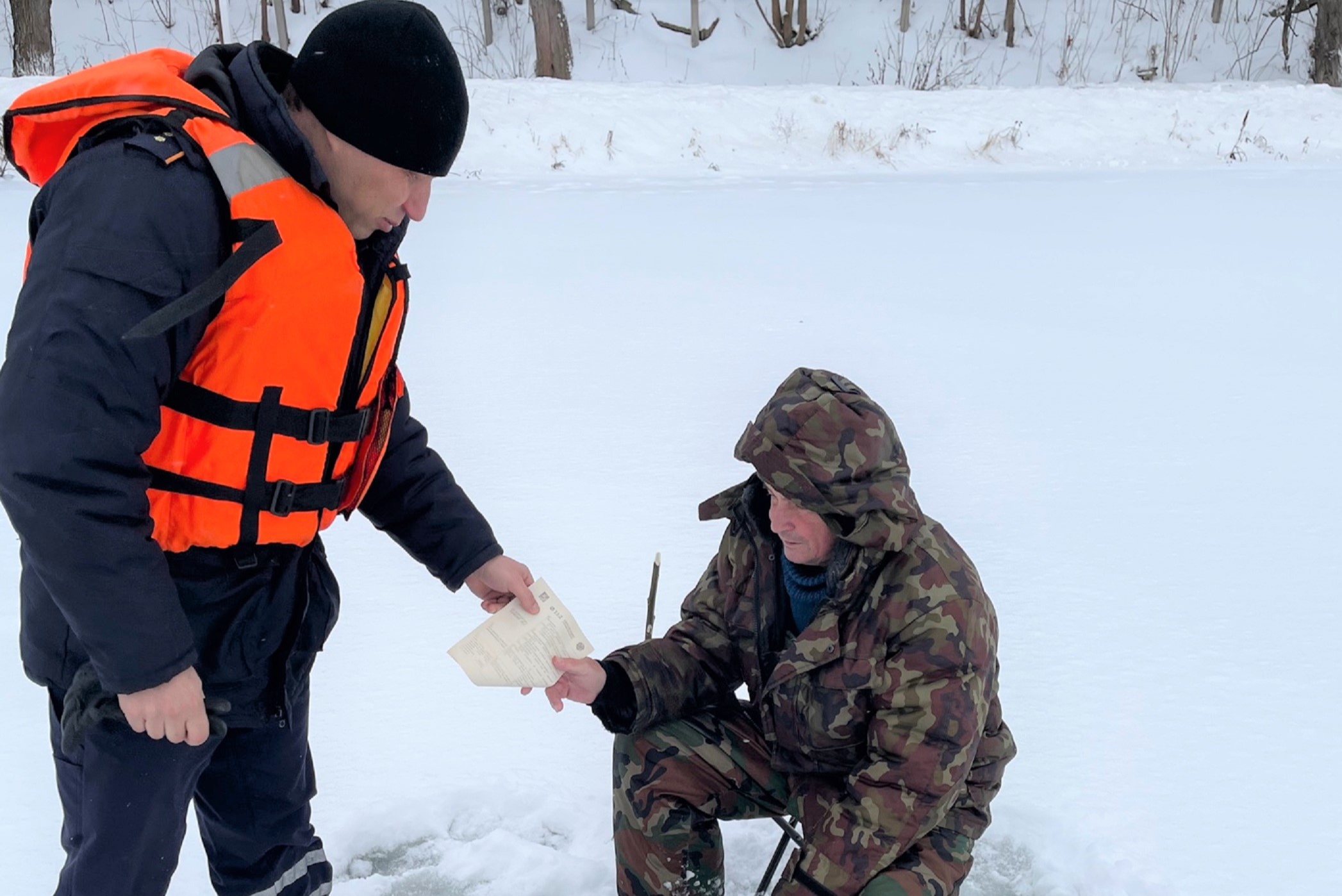 Спасатели проводят профилактические беседы с лыткаринскими любителями активного зимнего отдыха на водоемах