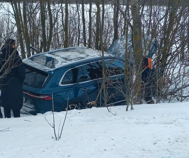 Спасатели Мособлпожспаса вызволили двух человек из улетевшей в кювет машины в Подольске