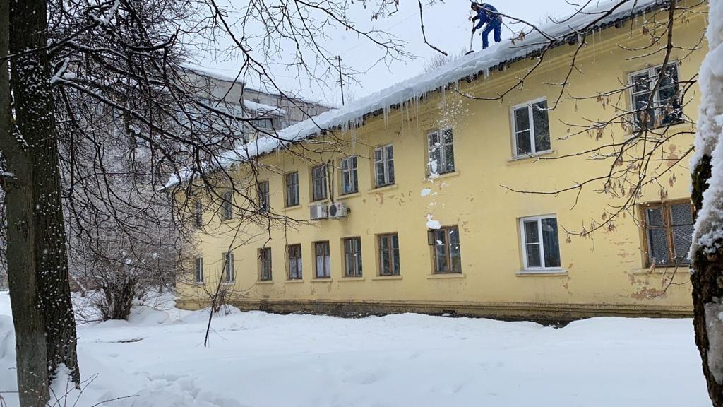 За три дня в Красногорске более 80 домов очищено от сосулек и снега