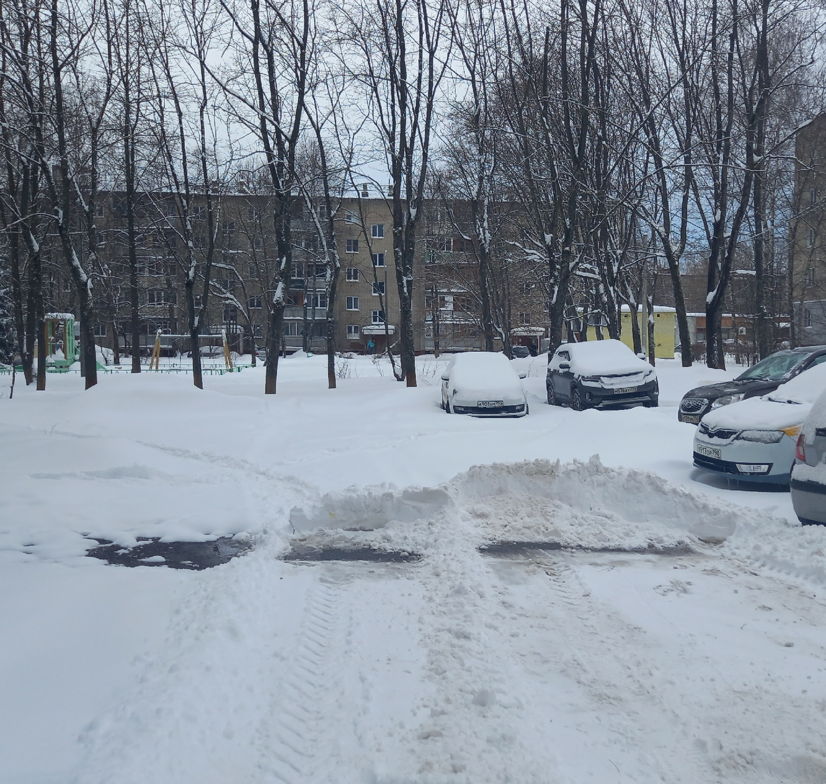 В Электростали при чистке снега во дворе машина почти превратилась в сугроб  | REGIONS.RU / Электросталь