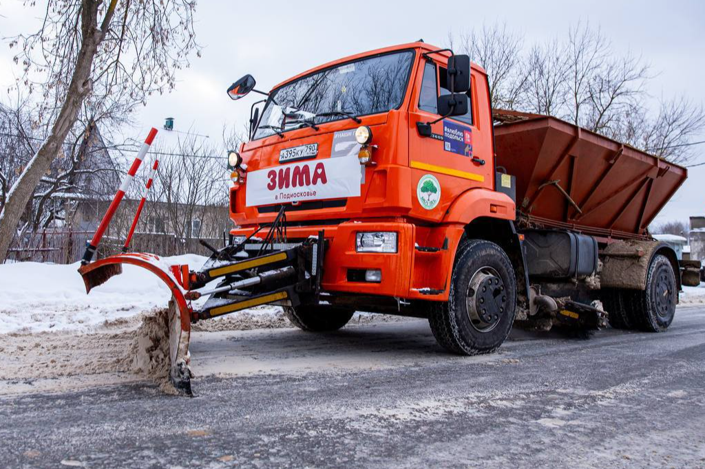 Городские службы устраняют последствия ночного снегопада в Подольске