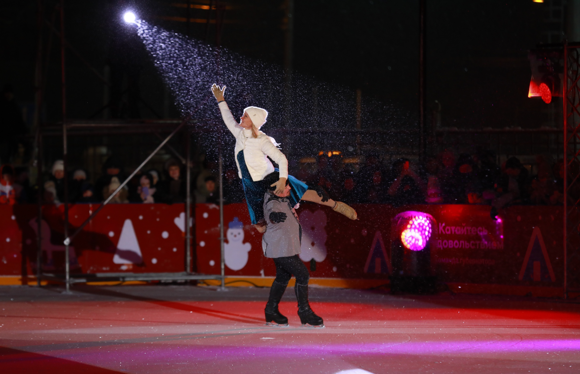 В Центральном парке Наро-Фоминска прошло ледовое гала-шоу «Чемпионы» Ильи Авербуха