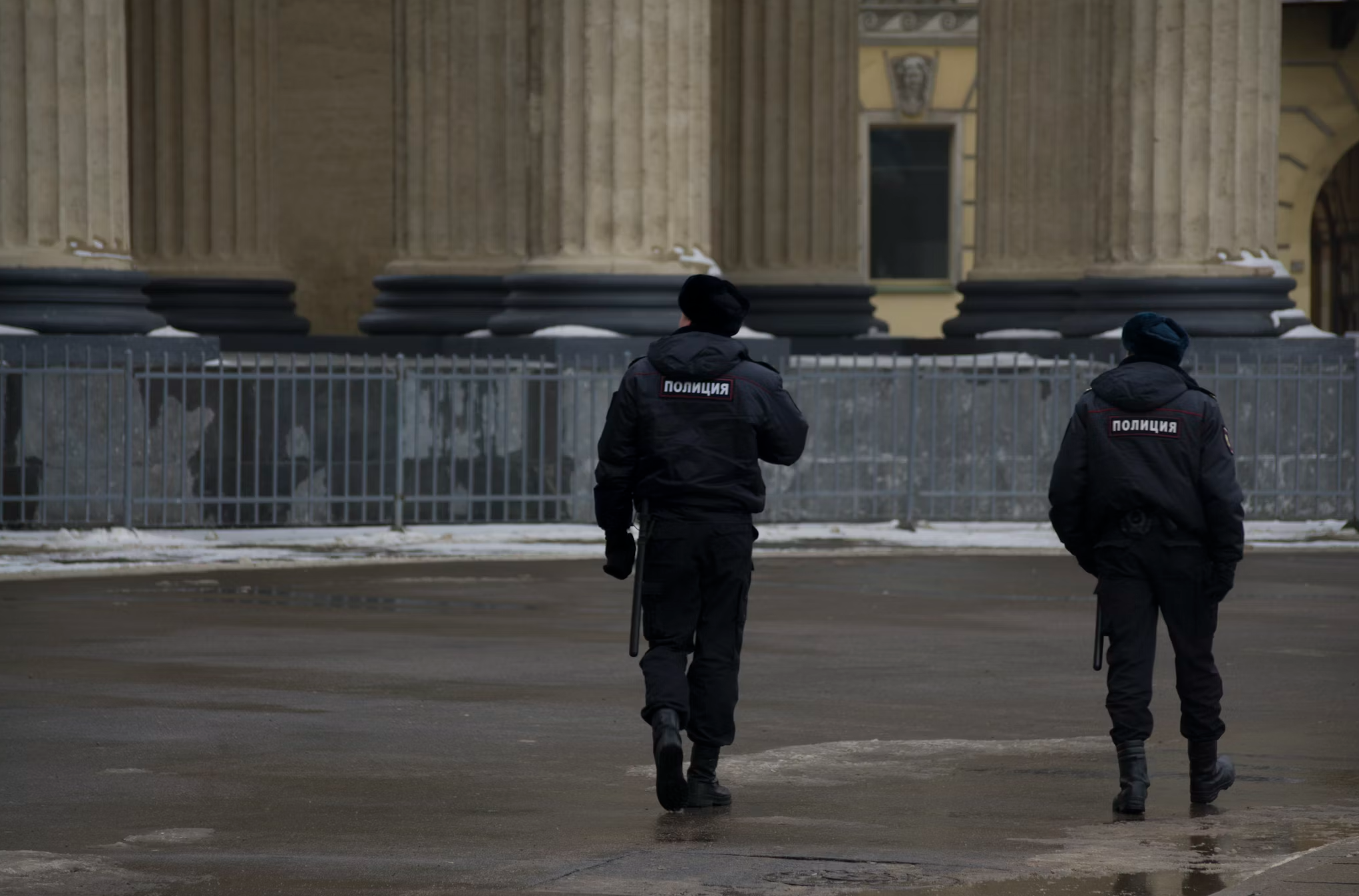 задержание преступника. росгвардия задерживает преступников. полиция задерживает преступника. сотрудники полиции задерживают преступника. полицейский ведет преступника.