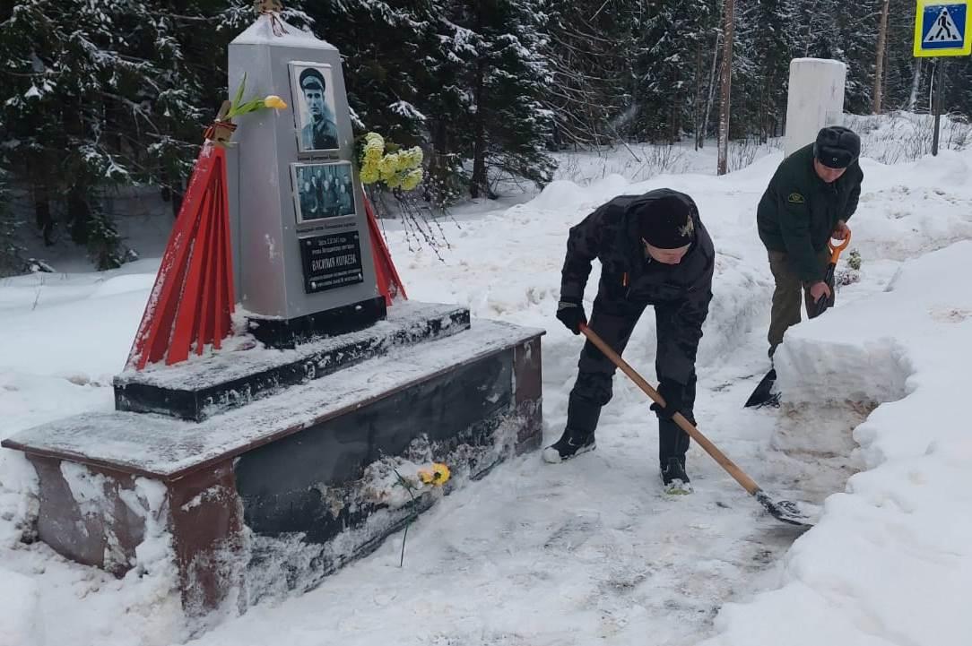 Лесничие расчищают воинские захоронения и памятники времен Великой Отечественной войны
