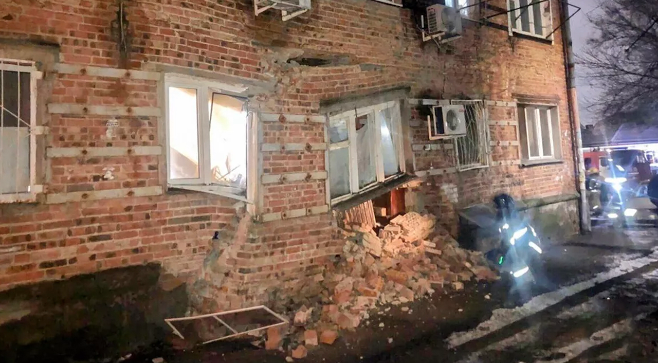 Без воды и еды: в Ростове-на-Дону пытаются спасти животных из дома с рухнувшим подъездом