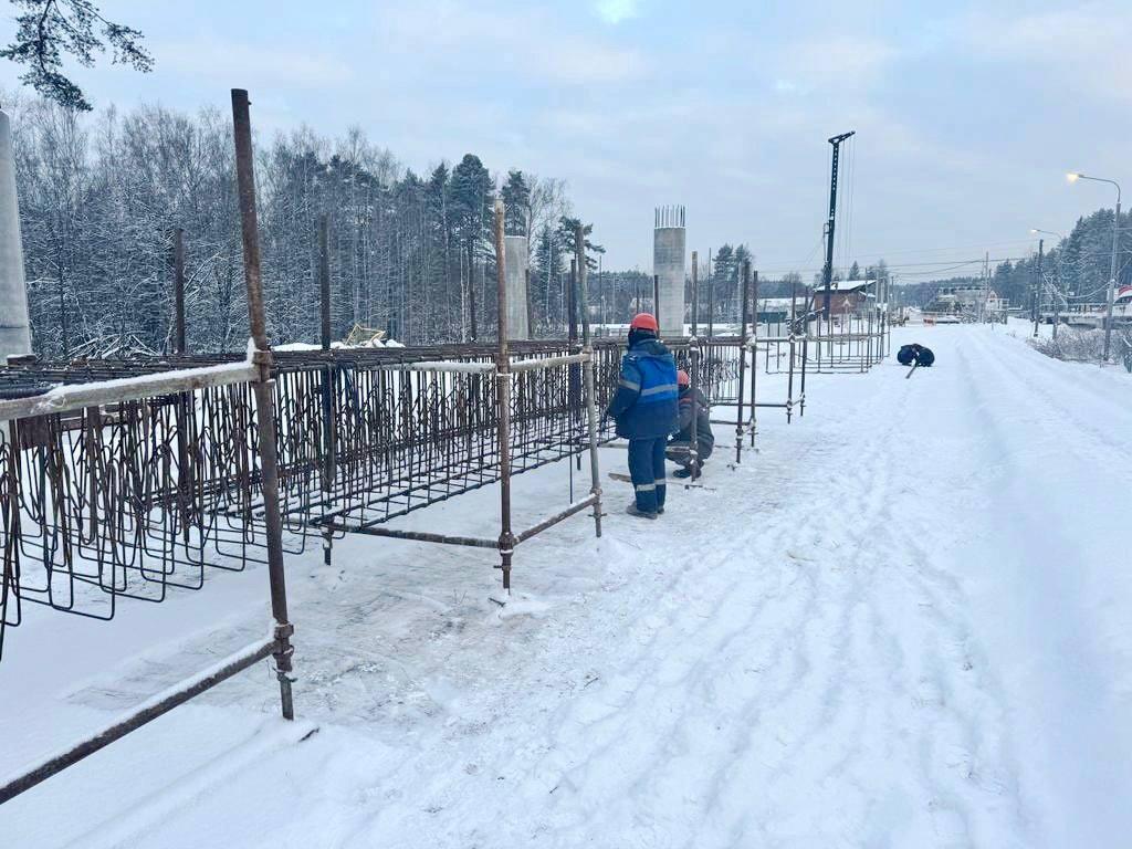 В Аникеевке со стороны Новорижского шоссе приступили к устройству опор путепровода возле ж/д