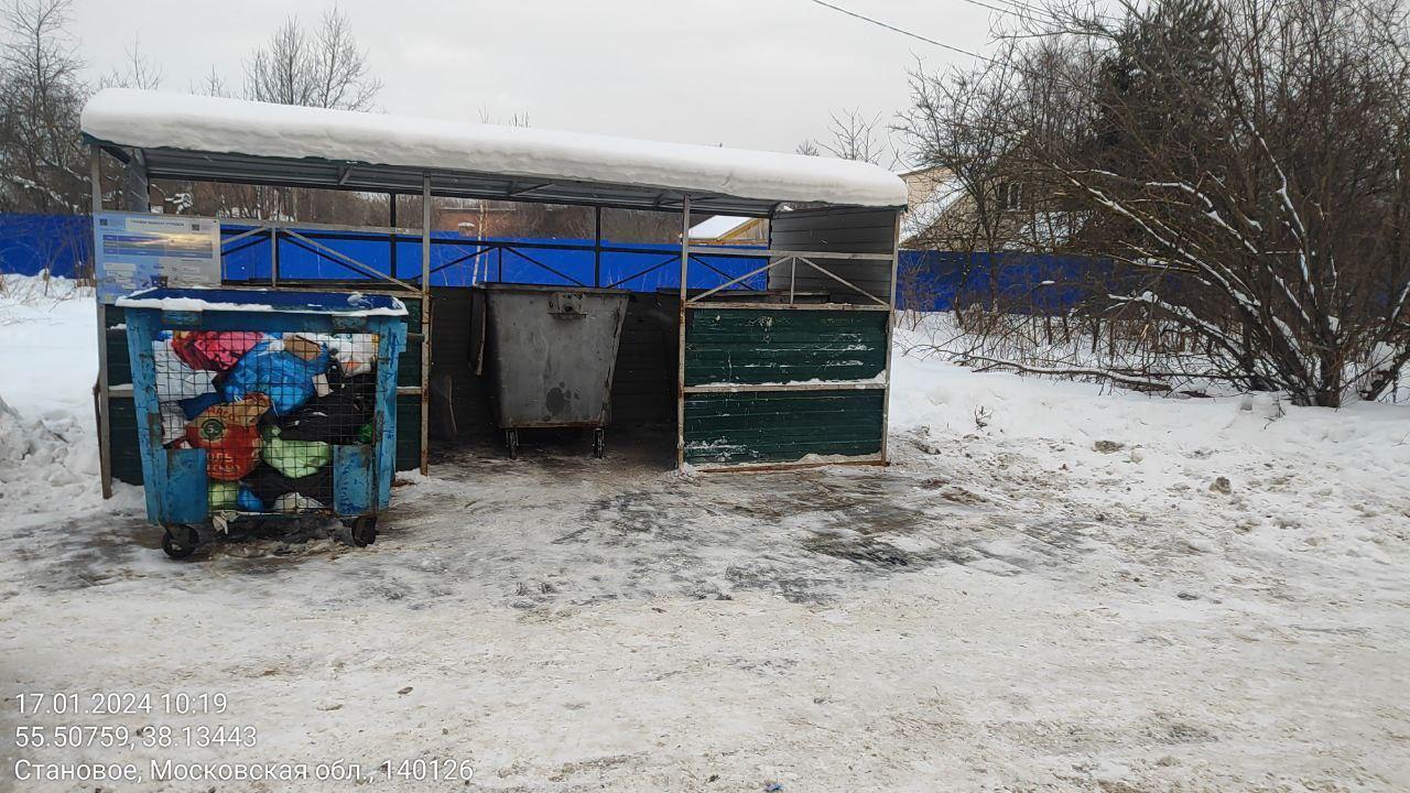 На контейнерной площадке в деревне Становое устранили навалы твердых коммунальных отходов