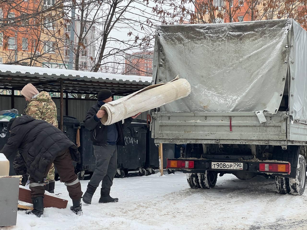 В Химках решили вопрос с навалами мусора на контейнерной площадке на улице  Родионова | REGIONS.RU / Химки