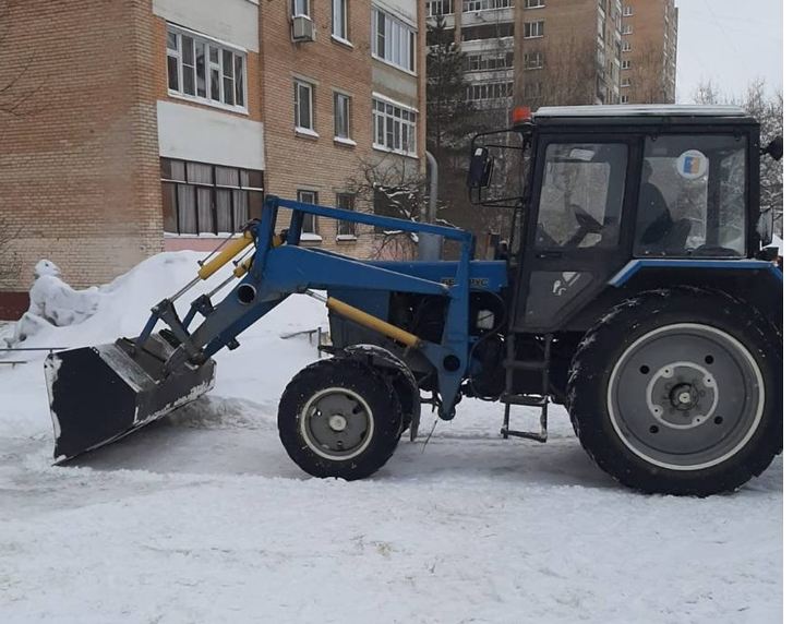 В Лобне продолжается уборка снега после обильного снегопада