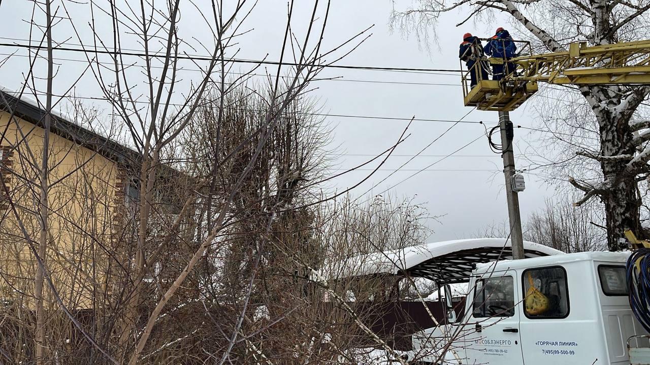 В микрорайоне Новая Деревня Пушкинского округа энергетики заменили кабель  воздушной ЛЭП | REGIONS.RU / Пушкино