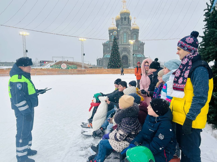 Приятное с полезным: на катке парка «Патриот» с детьми побеседовали автоинспекторы