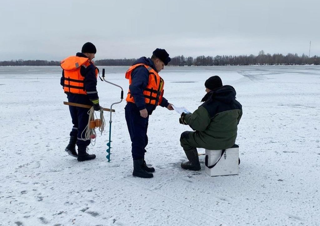 Спасатели напомнили о безопасности любителям зимней рыбалки