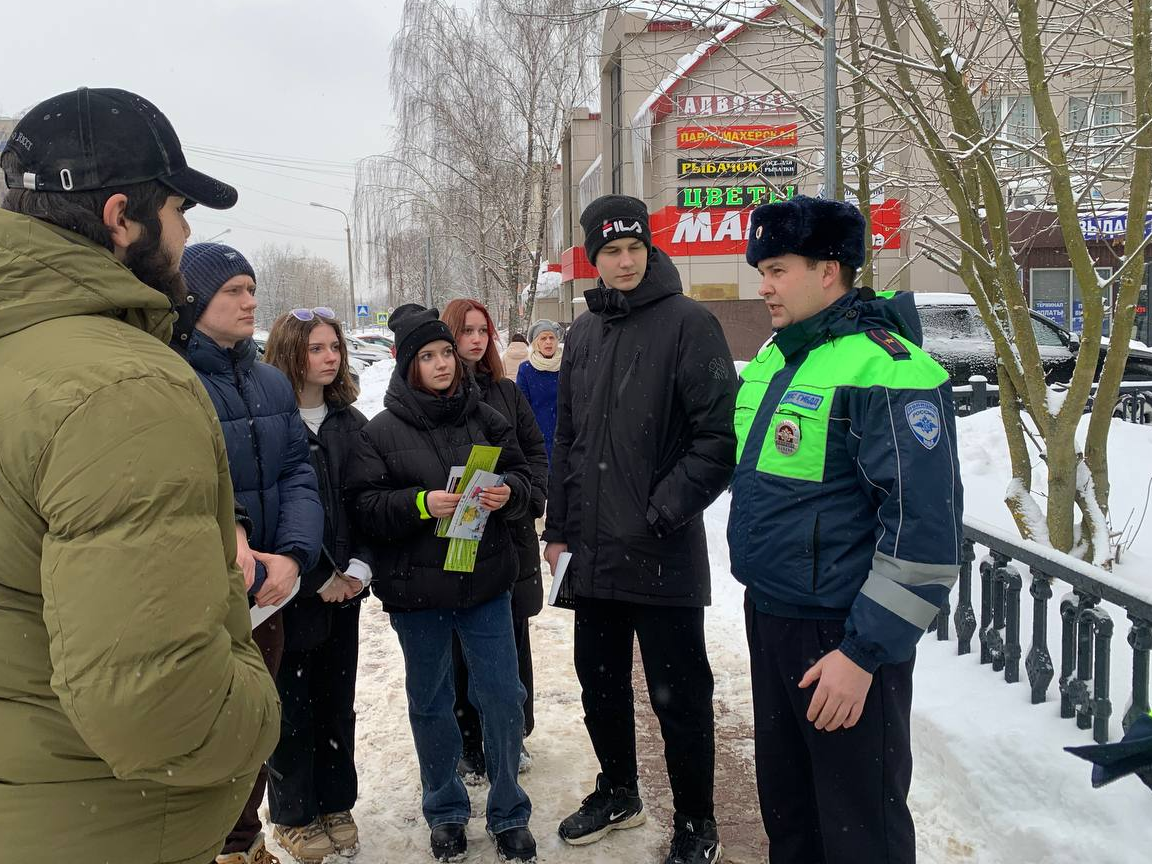 Чеховские студенты вышли на помощь дорожным полицейским | REGIONS.RU / Чехов