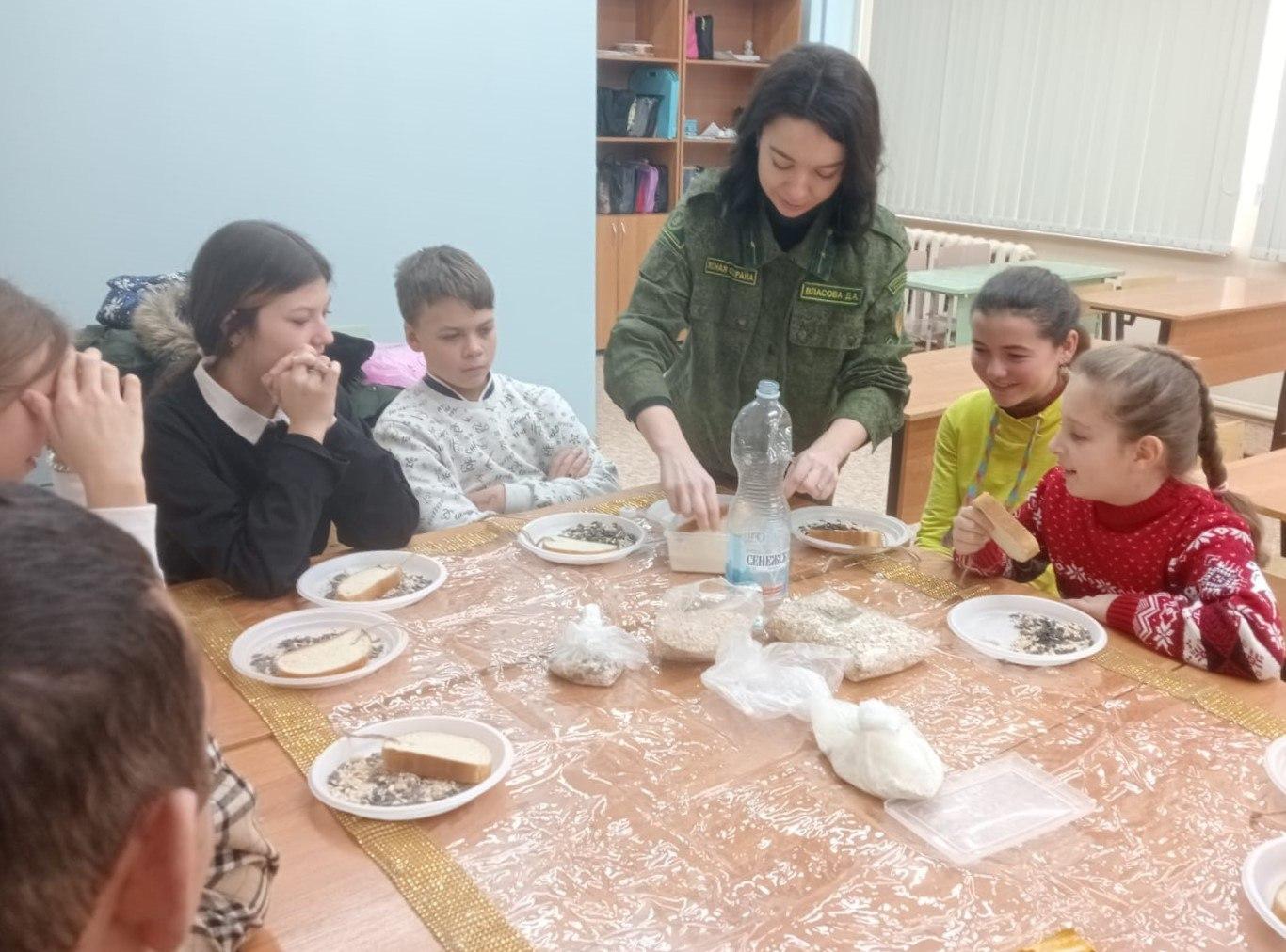 В Талдомском округе школьные лесничие смастерили съедобные кормушки для птиц