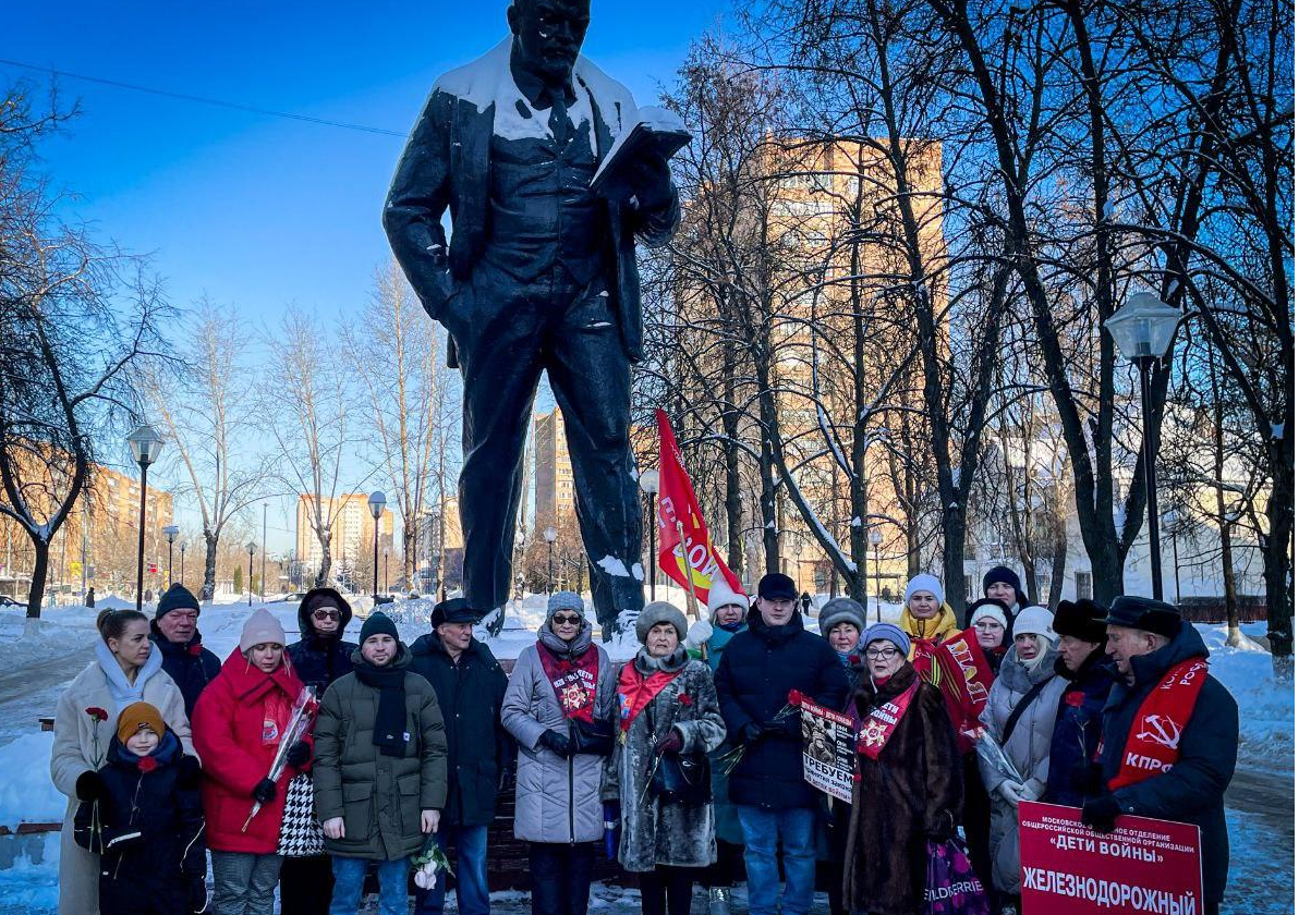 Балашихинцы возложили цветы к мавзолею В. И. Ленина и к другим памятникам вождю мирового пролетариата