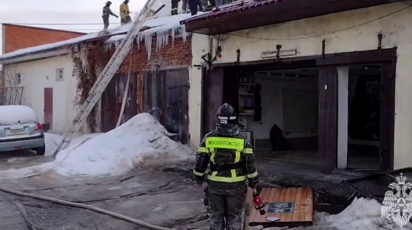 Масштабный пожар в ангаре на территории города Луховицы локализовали пожарные