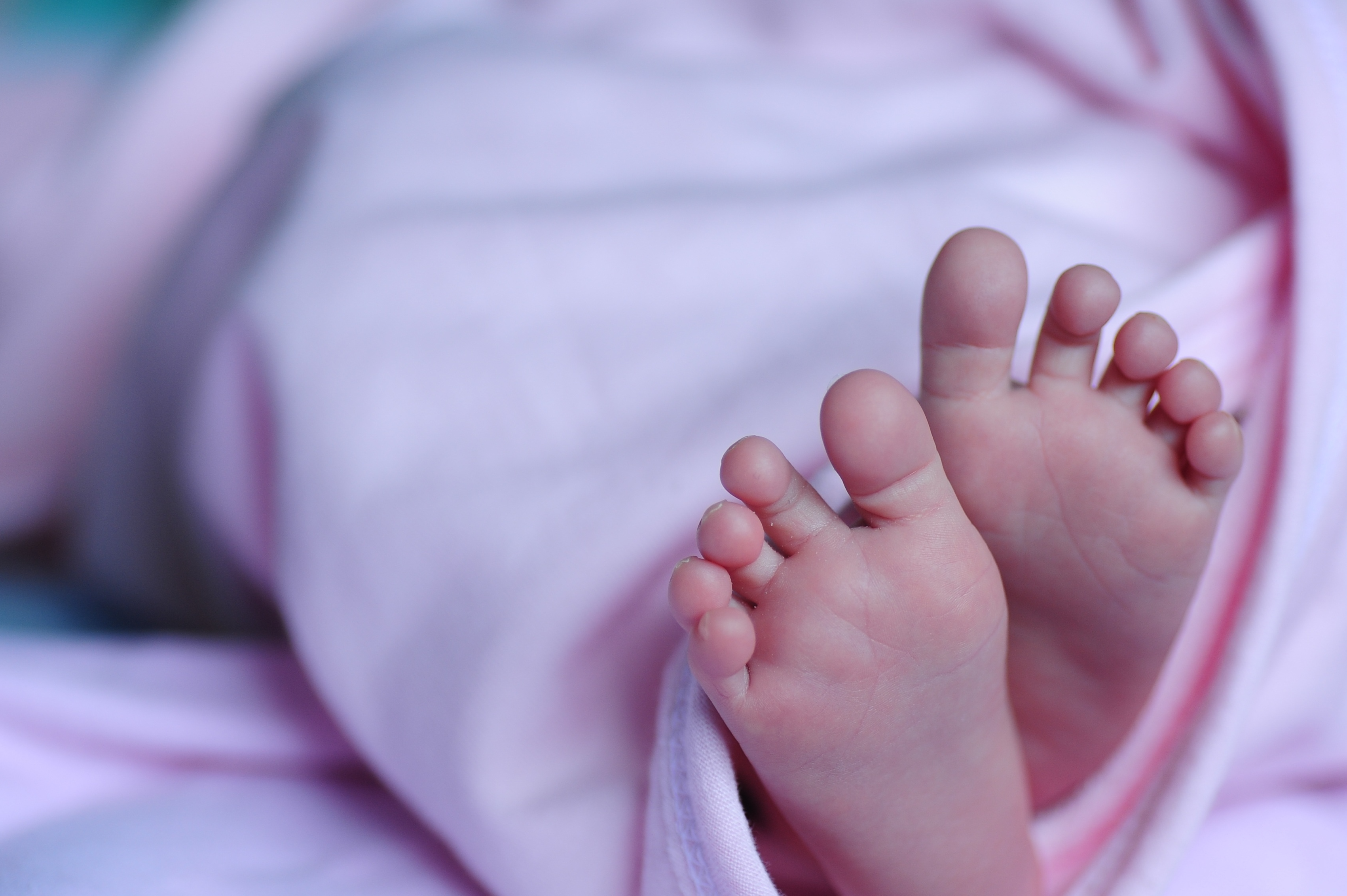 Первый ребенок в 2024 году родился. С днем акушерки. Международный день акушерки. Международный день АКУ. Открытка с международным днем акушерки.