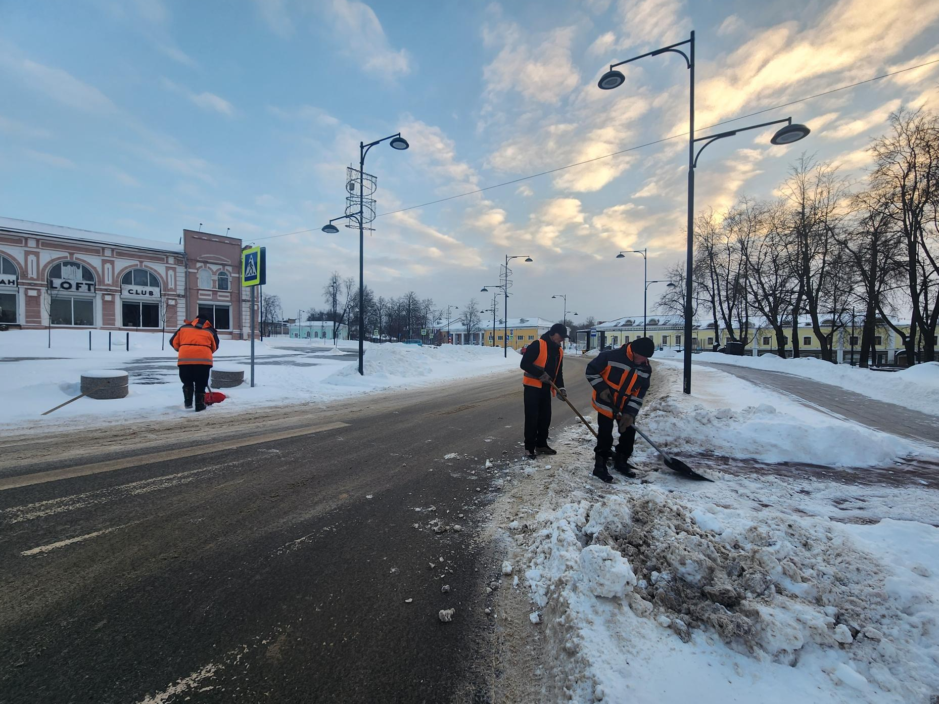 В Серпухове убирают снег после суперметели