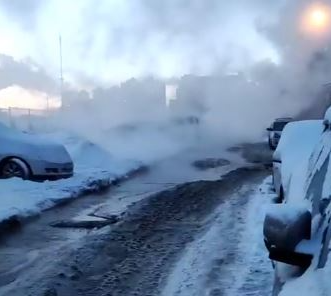 Прорыв трубы горячего водоснабжения на улице Молодежной в Химках устранят, когда температура воздуха повысится