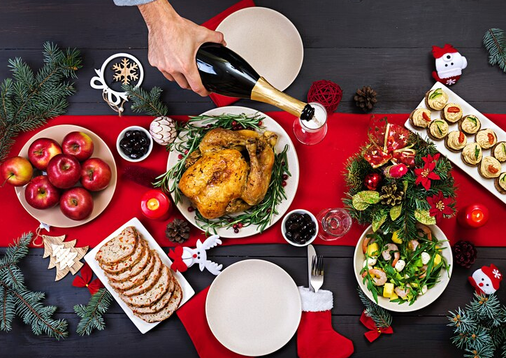 Диетолог не рекомендует долго хранить салаты с новогоднего стола
