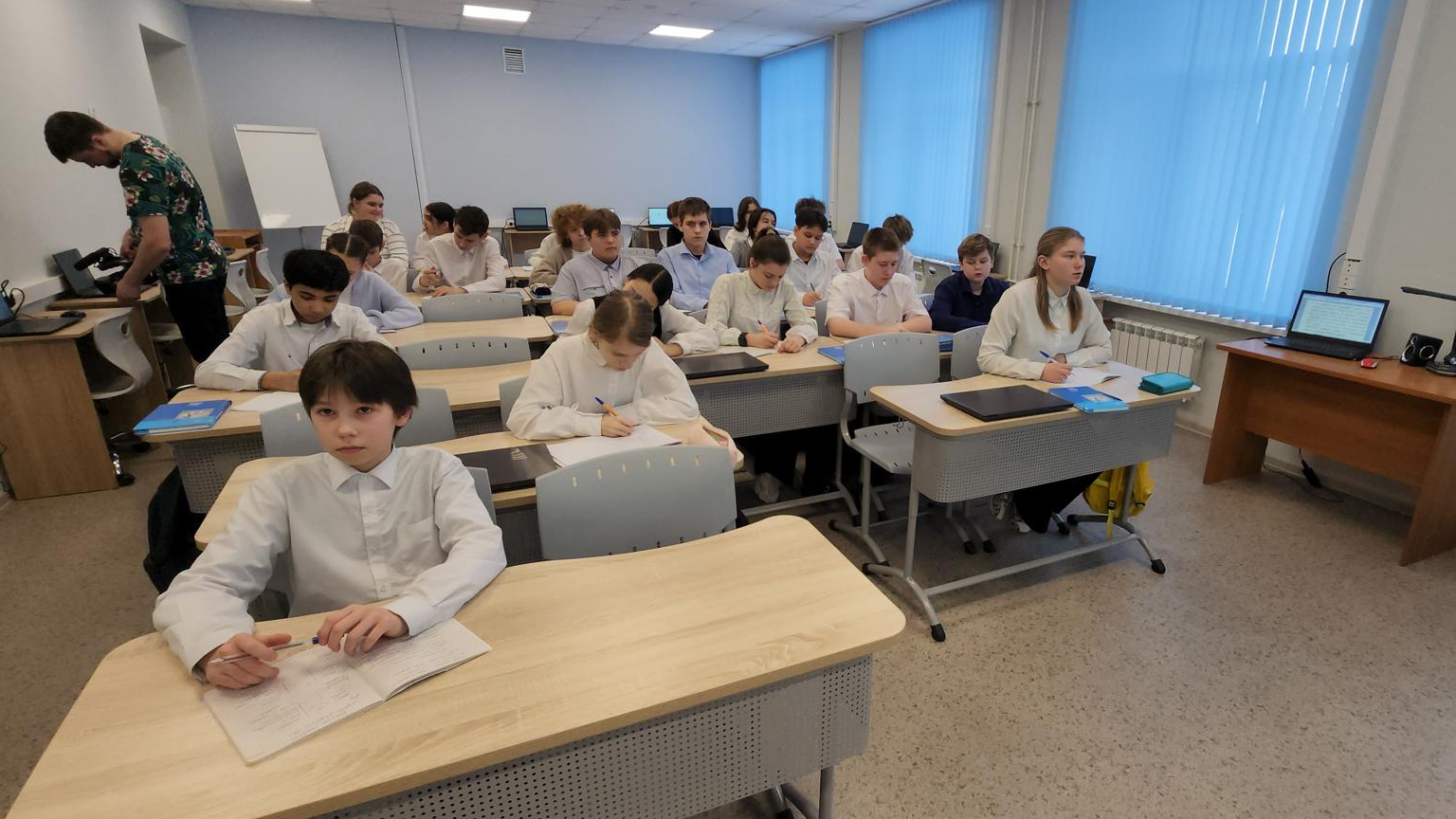 На грант за победу в конкурсе Пролетарская школа приобрела  80 ноутбуков