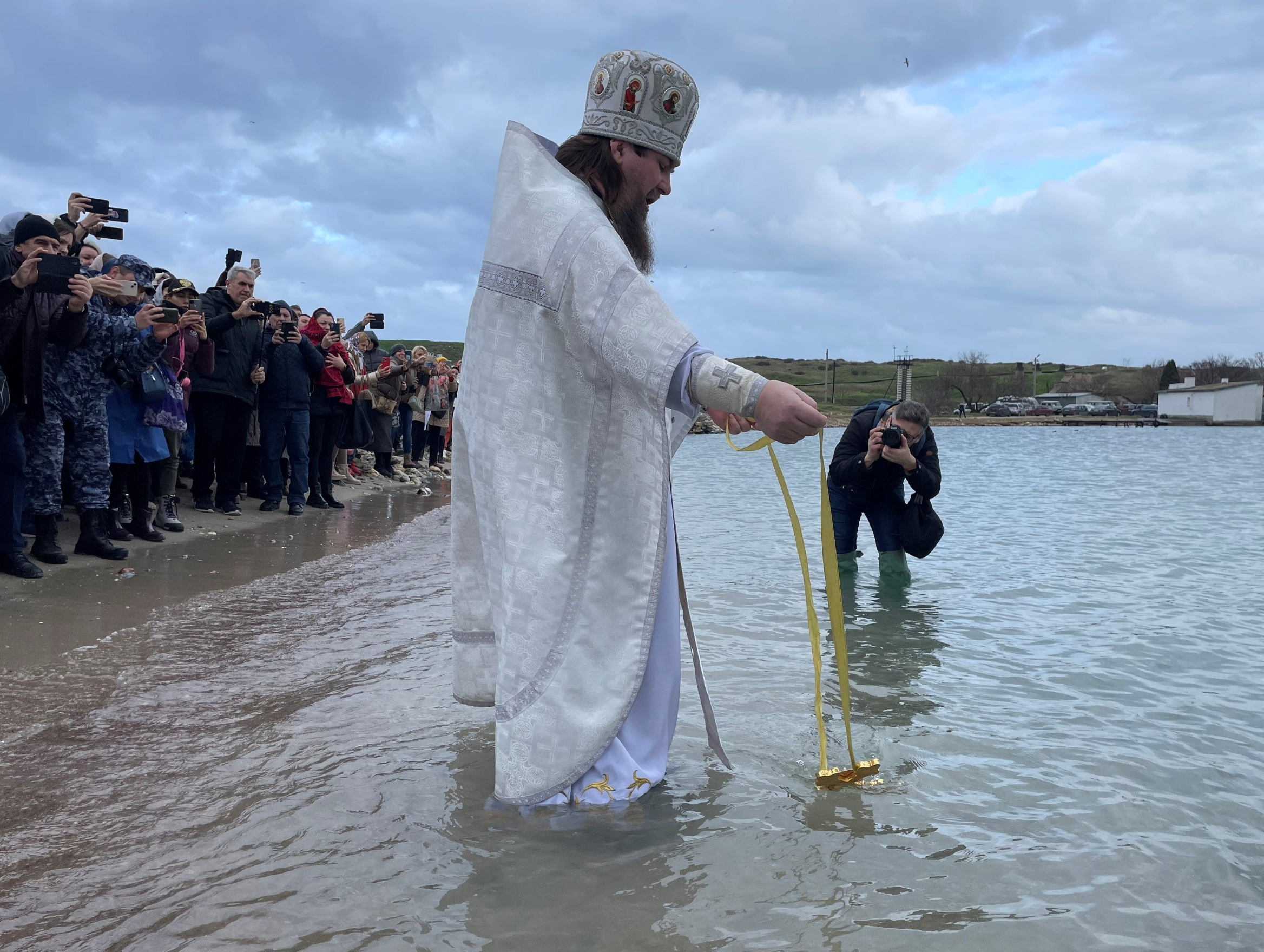 Традиционные крещенские купания в море проходят в Севастополе, несмотря на шторм в других городах