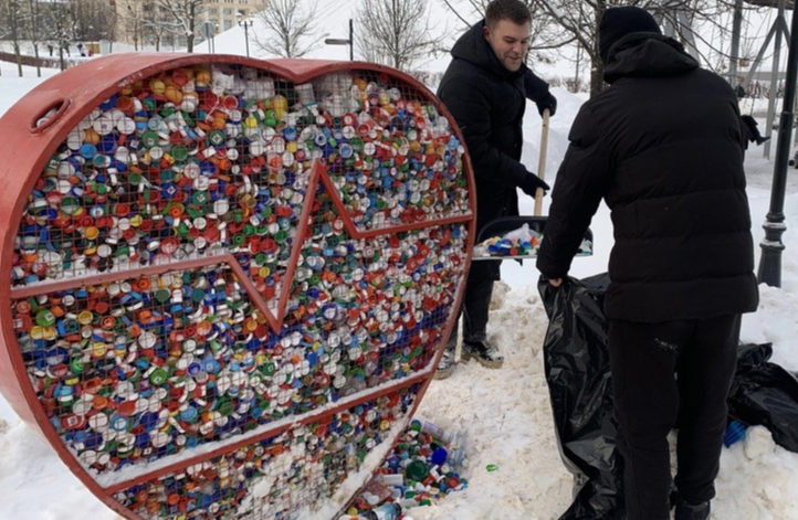 Из экологического контейнера в центре Дмитрова достали очередную партию вторсырья